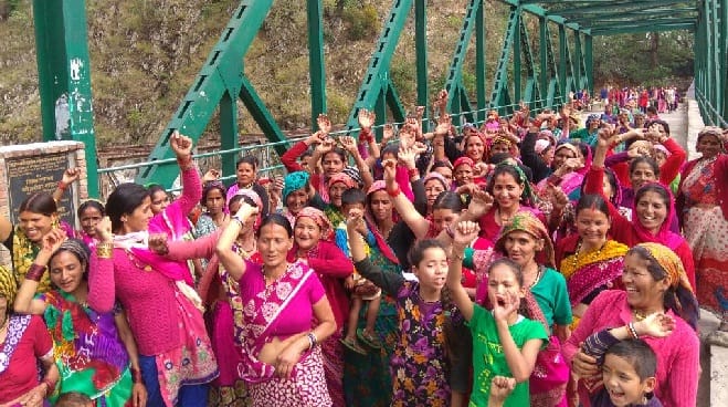 Women in the streets protesting the liquor shop