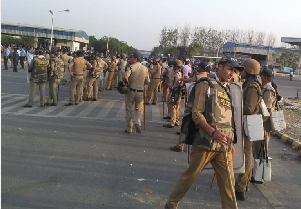 Labours throwing Stone on police in rudrapur Tata motors campus