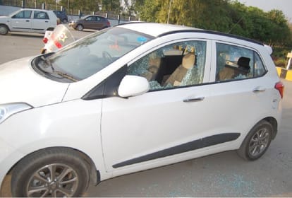 Labours throwing Stone on police in rudrapur Tata motors campus