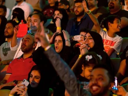 women wrestler was not wear full clothes in WWE match, turbulance in saudi arabia