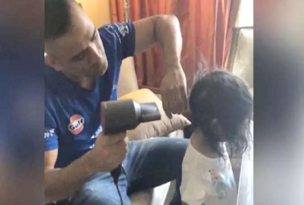 Ms Dhoni set Daughter Ziva hairstyle video viral