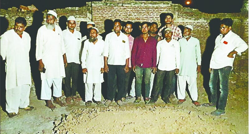 Stone pelting in Shia and Sunni sides