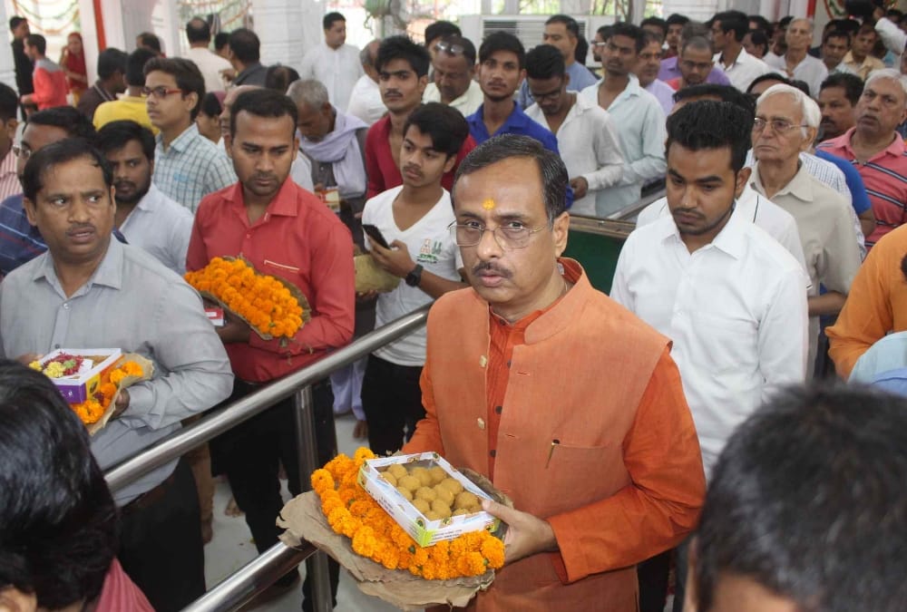  deputy chief minister dinesh sharma visits hanuman temple in lucknow.