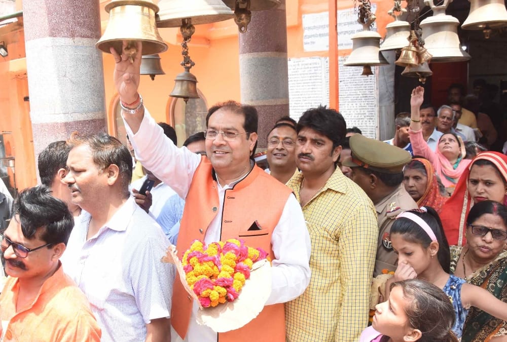  deputy chief minister dinesh sharma visits hanuman temple in lucknow.