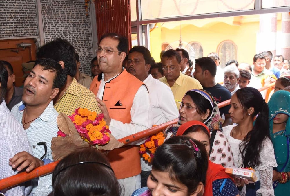  deputy chief minister dinesh sharma visits hanuman temple in lucknow.