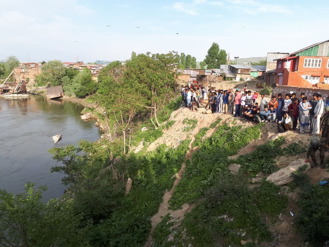 three youth feared to be dead when a boat capsized in river Jehlum in baramulla