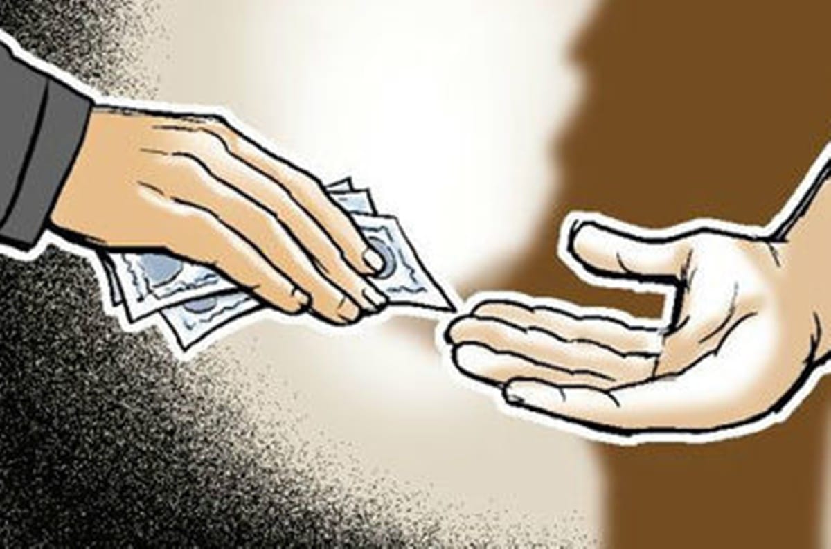 Lekhpal arrested red handed taking five thousand bribe