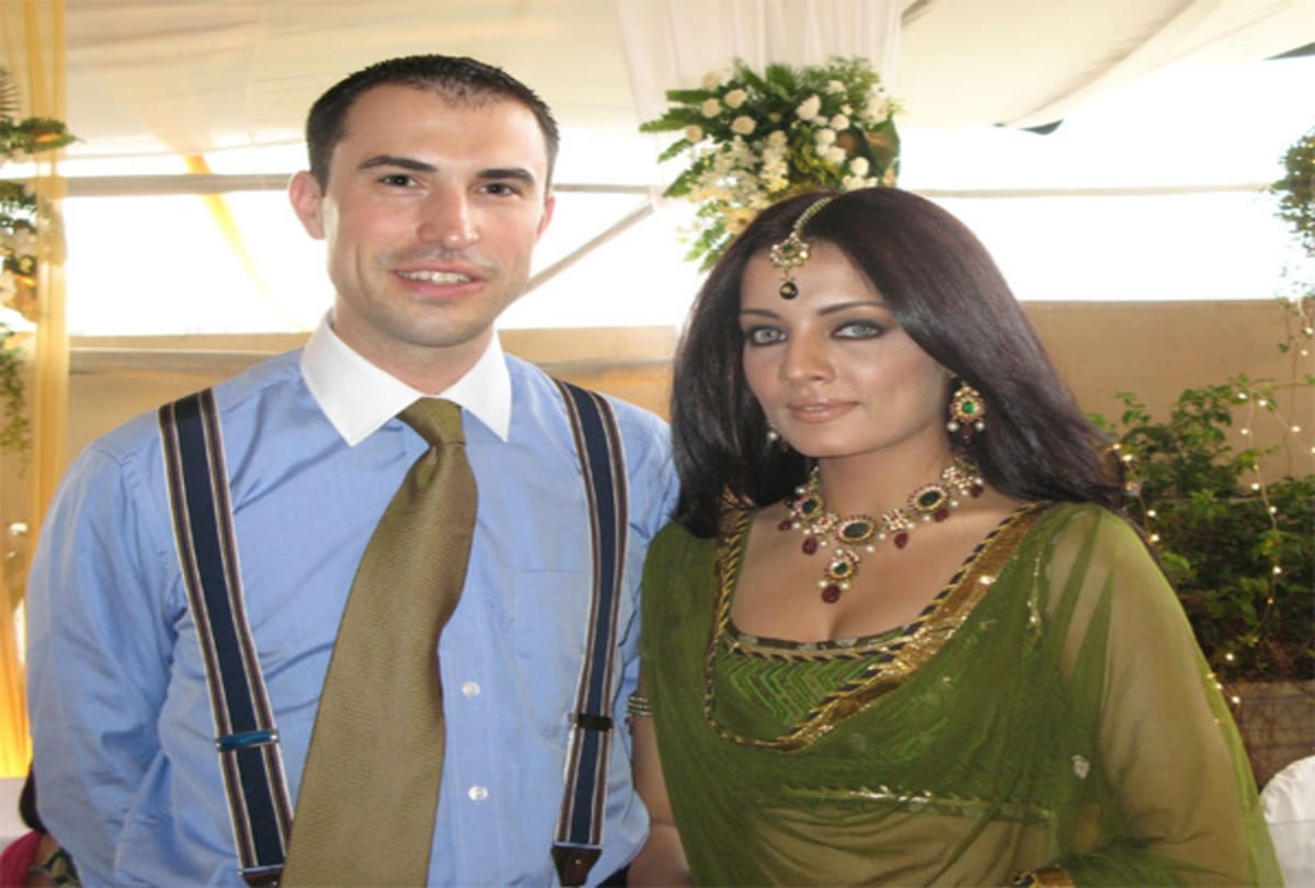 know about bollywood hit actress's rich husband here the pics 