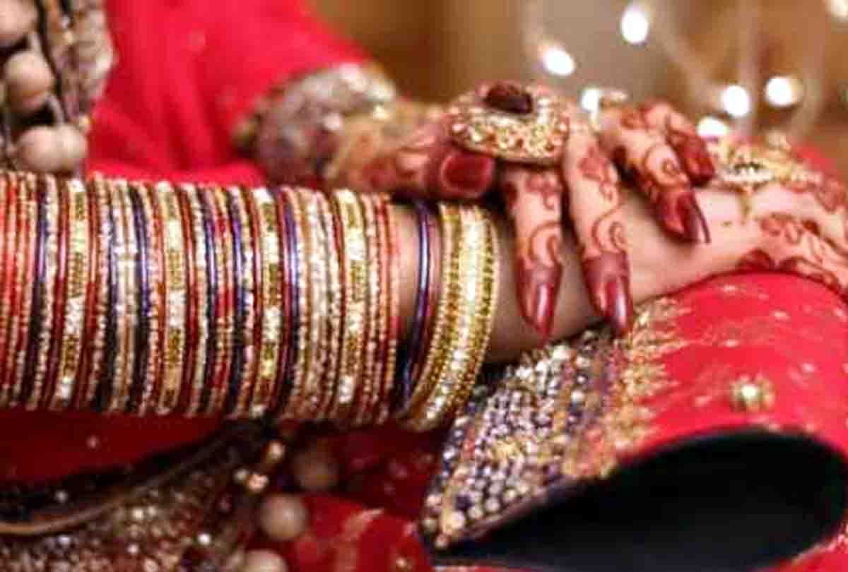 Beating a one sided lover at the wedding ceremony