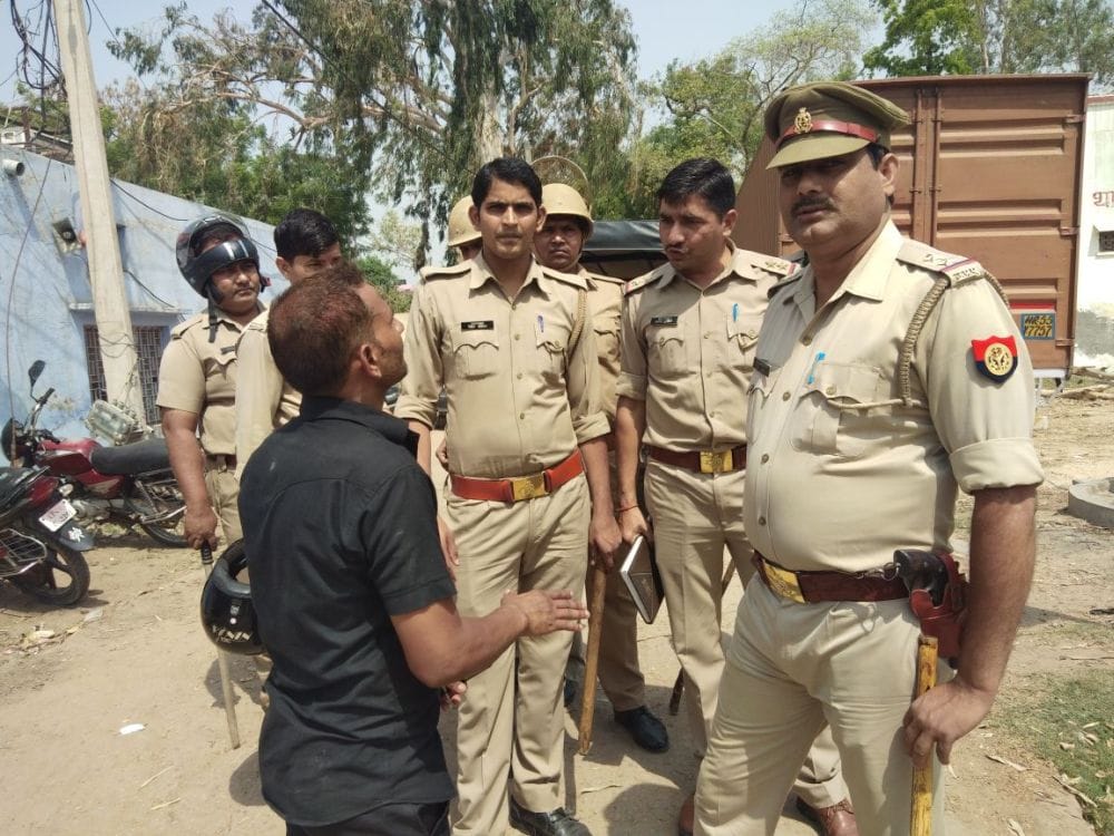 agra two people injured in firing 