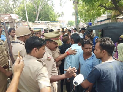 agra two people injured in firing 
