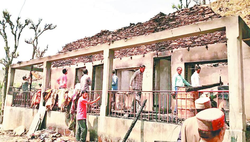 बीहनधार में दो मंजिला मकान जलकर राख