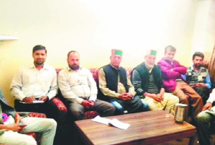बोतल बंद पानी से सस्ता बिक रहा दूध