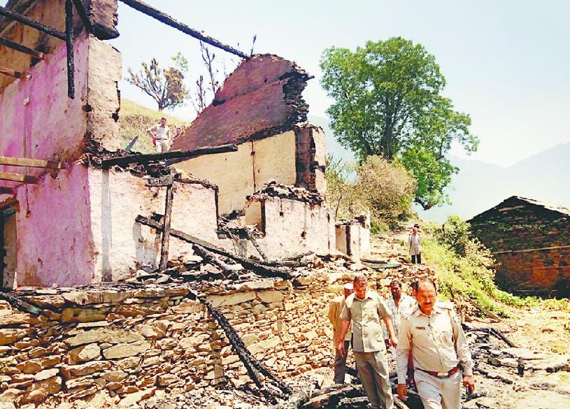 सनवाड़ के टापरा गांव में दो परिवारों का आशियाना स्वाह