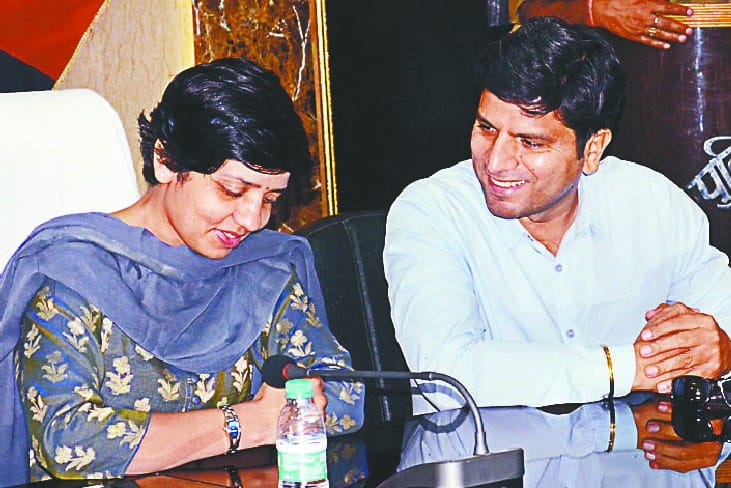 manzil saini aaj fir le sakti hai charge