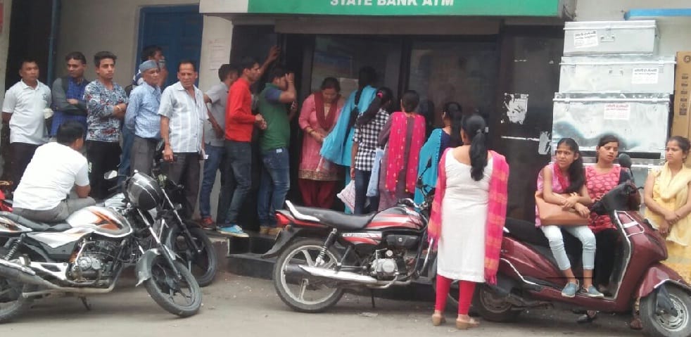 एटीएम में दिन भर लगी रही लोगों की कतार