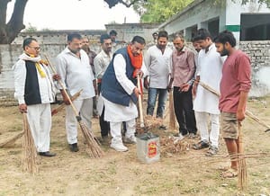 झाड़ू लगाते सांसद हरिवंश सिंह।