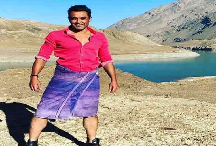 bobby deol in towel for salman khan race 3 shooting photos goes viral