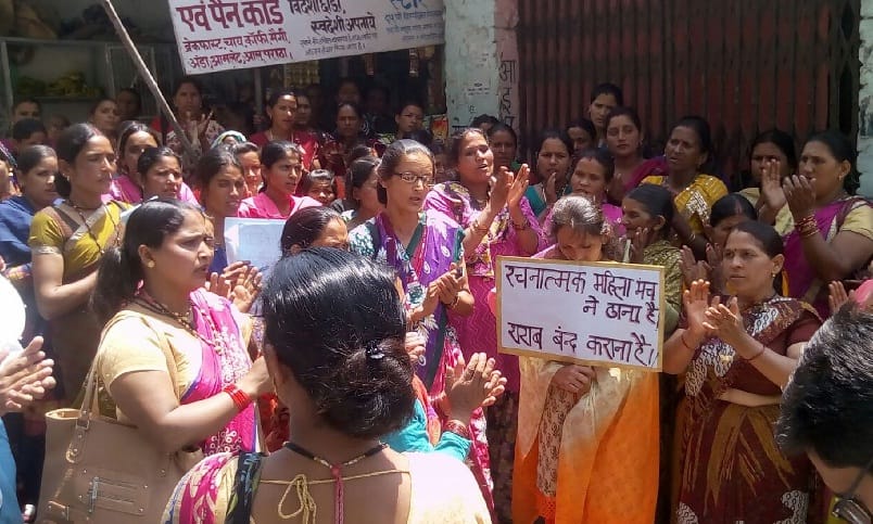 Maternal power is full of protest against liquor contracts