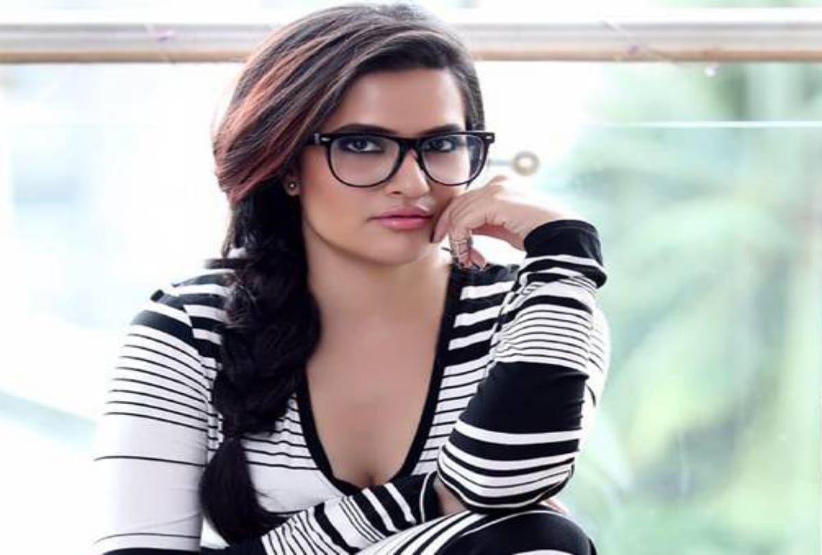 Sona Mohapatra slams social media user and said she will go full naked with high heels