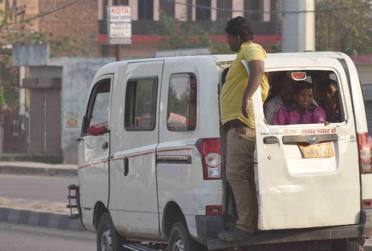 People are travelling with risk in lucknow