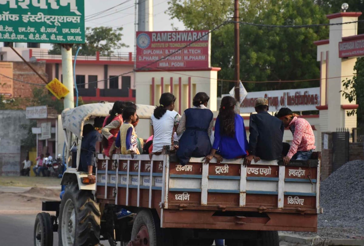 People are travelling with risk in lucknow