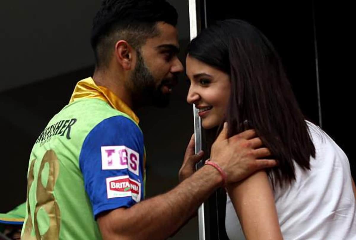 anushka sharma flying kiss to virat kohli on ground