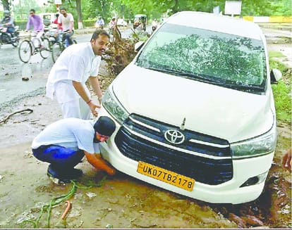 Uttarakhand minister ajay tamta stuck in storm and car damage 
