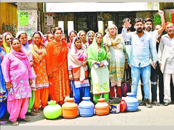 खाली घड़ों को लेकर एनएच पर ग्रामीणों का प्रदर्शन