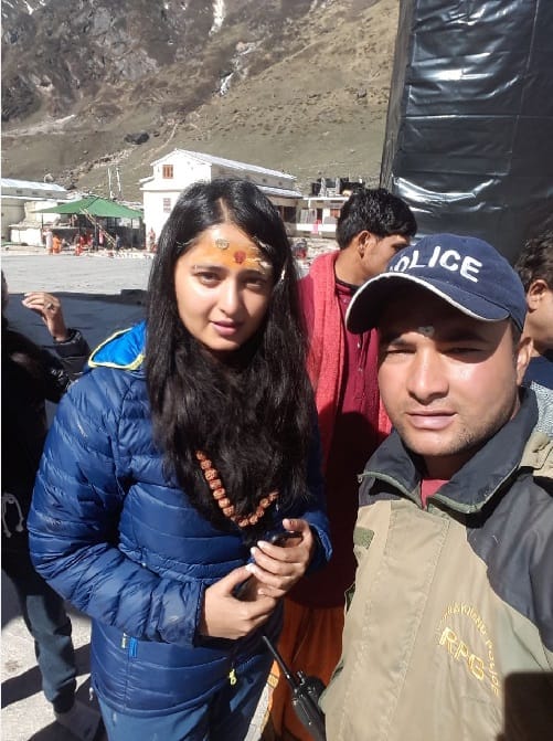 Anushka shetty fans angry in kedarnath dham for not click photo