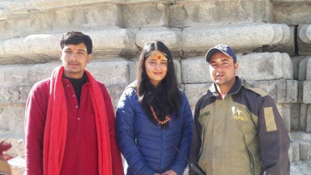 Anushka shetty fans angry in kedarnath dham for not click photo