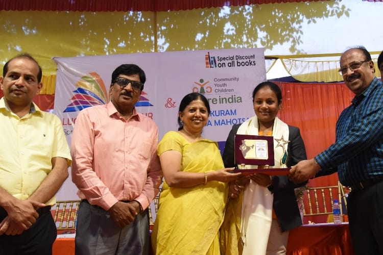 padma shri Arunima Sinha got shaan-e-lucknow award