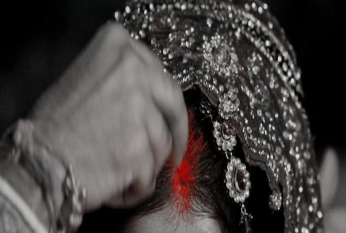 One sided lover puts sindoor in brides head at wedding ceremony
