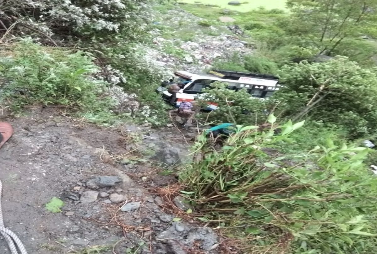 Accident in pauri three killed due to max vehicle overturned