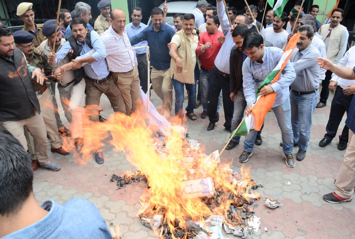 congress party leader burn effigy of cm after murder of officer at kasauli