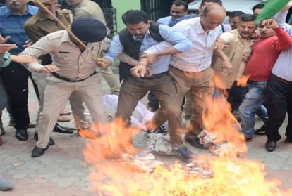 congress party leader burn effigy of cm after murder of officer at kasauli