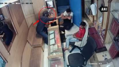 Caught on cam Robbery attempt foiled by a jewellery shop owner in new delhi