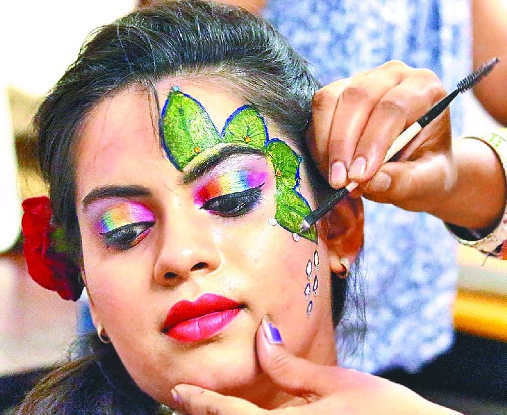 agra girls are painting on the face