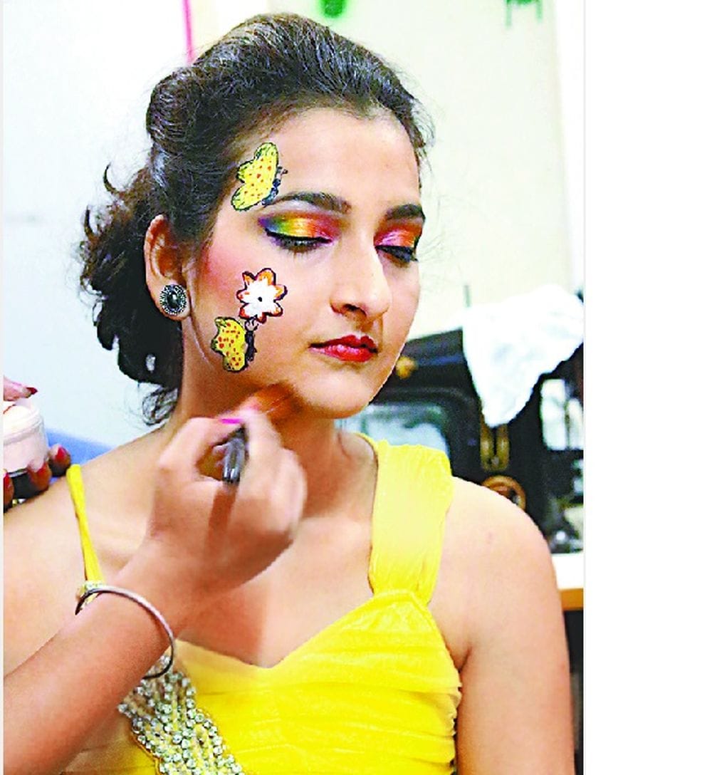 agra girls are painting on the face