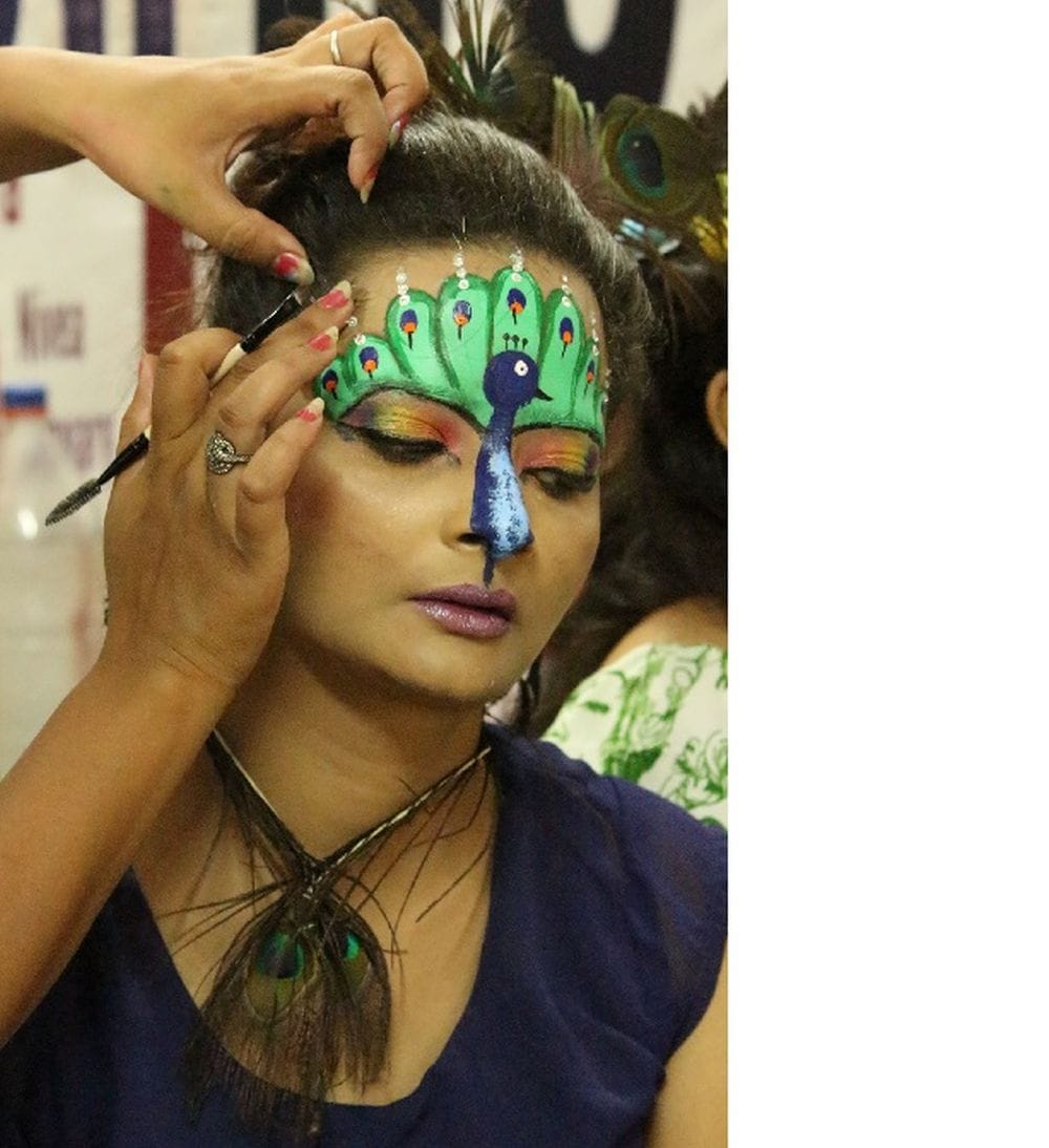 agra girls are painting on the face