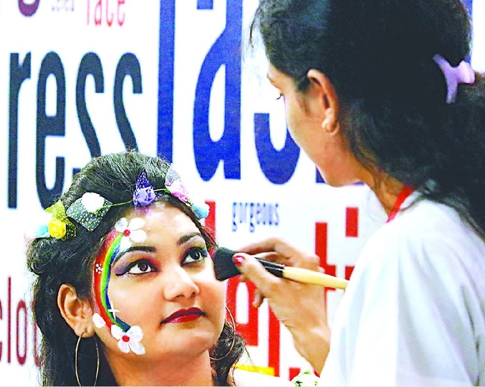 agra girls are painting on the face