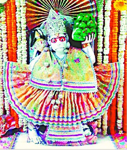 devotees throng at Hanuman temple