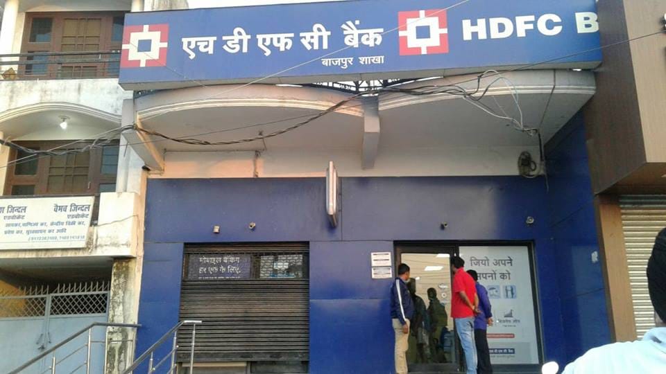 Thieves throw money after robbery in hdfc bank bazpur