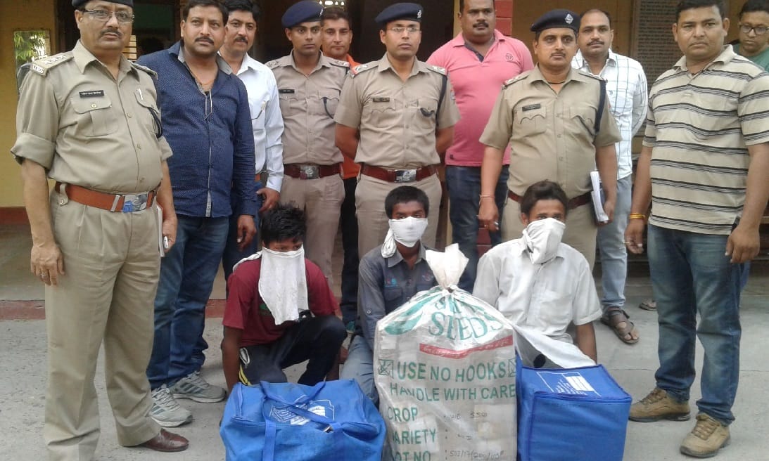 Thieves throw money after robbery in hdfc bank bazpur