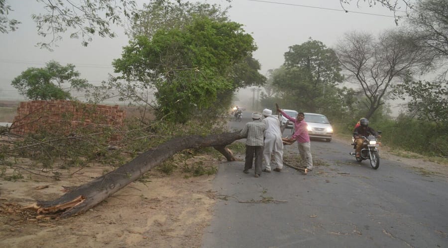 Thunderstorms in many districts of West UP, Death of a child