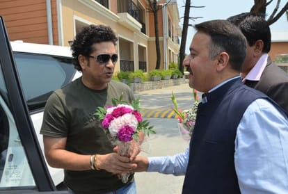 master blaster sachin tendulkar gave tips to players at dharamshala stadium