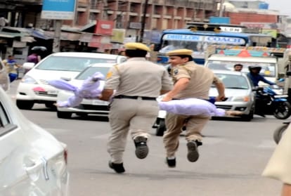congress party leader burn effigy of cm after murder of officer at kasauli