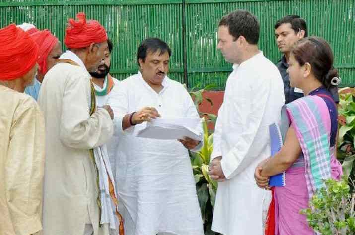Rahul gandhi get emotional after meet farmer from varanasi