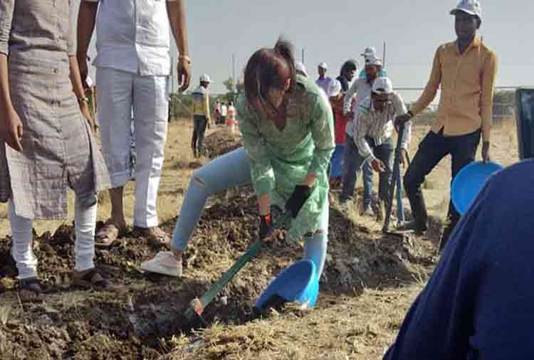 alia bhatt celebrates may day with aamir khan in a sunny day video goes viral