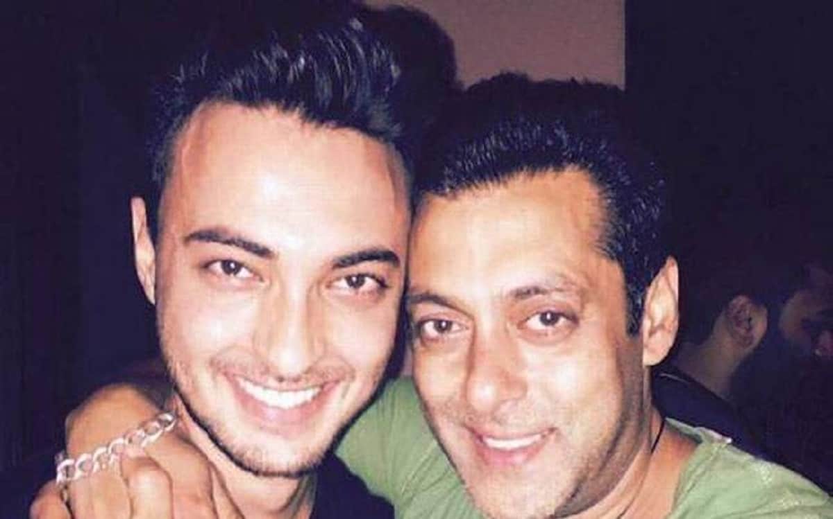 Salman khan presents these 3 girls expensive gift 